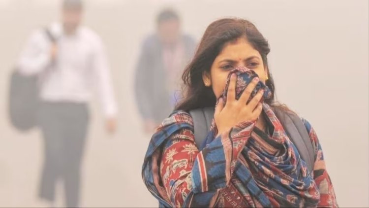 दिल्ली की हवा ‘जहर’ बन चुकी है: AQI 400 पार, सांस लेना हुआ मुश्किल — सर्दी शुरू और स्मॉग का कहर तेज
