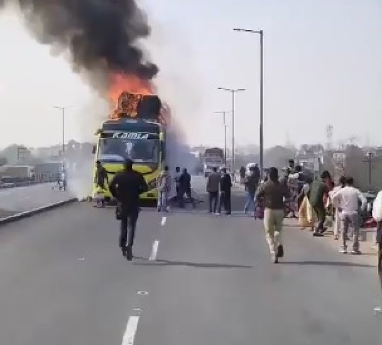 कानपुर NH-19 पर चलती डबल-डेकर बस में भड़की भीषण आग, यात्रियों ने कूदकर बचाई जान