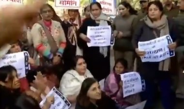 उन्नाव रेप केस की सुनवाई से पहले सुप्रीम कोर्ट के बाहर हंगामा, ‘नारी न्याय’ के नारों के बीच महिला कार्यकर्ता हिरासत में