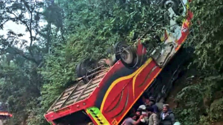 आंध्र प्रदेश में दर्दनाक बस हादसा: ASR जिले में पहाड़ी घाटी में गिरने से 10 यात्रियों की मौत, कई गंभीर