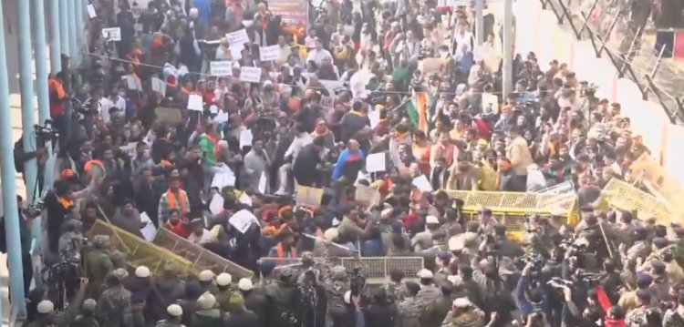 बांग्लादेश में हिंदू युवक की हत्या से उबाल, दिल्ली में VHP का जोरदार प्रदर्शन; हाई कमीशन के बाहर बढ़ी हलचल