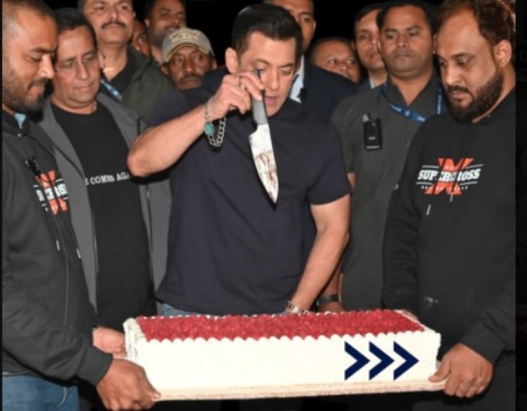 60 के हुए सलमान खान, फार्महाउस में आधी रात को जश्न; सितारों का लगा जमावड़ा