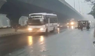 दिल्ली में सुबह-सुबह बदला मौसम का मिजाज, बारिश और ठंडी हवाओं ने बढ़ाई सर्दी