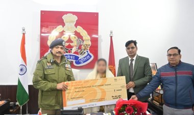 Varanasi: दिल का दौरा पड़ने से जान गंवाने वाले दो सिपाहियों की पत्नियों को 20-20 लाख का चेक