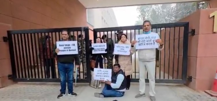 ED Raid के खिलाफ दिल्ली में हल्ला बोल, अमित शाह ऑफिस के बाहर TMC सांसदों का प्रदर्शन