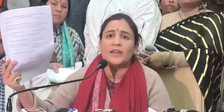 KGMU लव जिहाद केस में सियासी एंट्री, महिला आयोग के प्रदर्शन से परिसर में हड़कंप