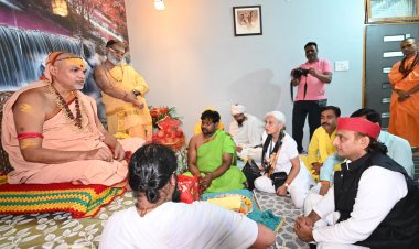 शंकराचार्य से अखिलेश यादव की मुलाकात के क्या मायने? यूपी में सियासत गरम